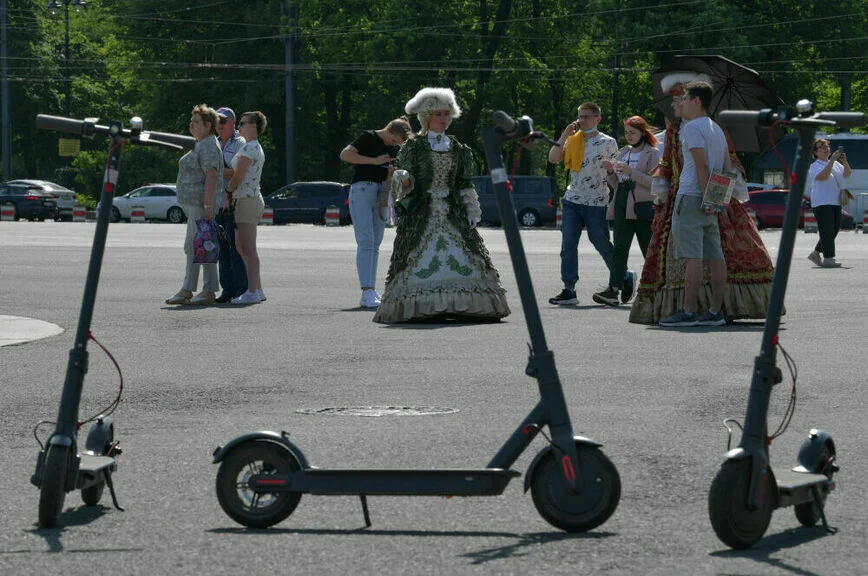 Электросамокаты на Дворцовой площади в Санкт-Петербурге.

