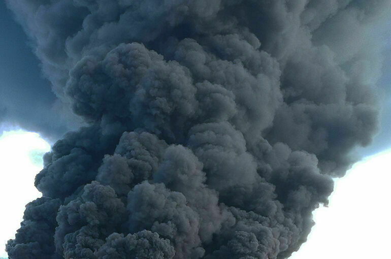 СМИ сообщили о пожаре на нефтеперерабатывающем заводе в ЛНР