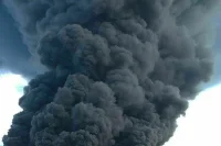 СМИ сообщили о пожаре на нефтеперерабатывающем заводе в ЛНР