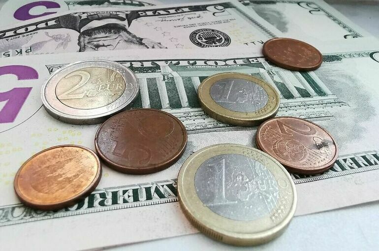 Курс евро на Мосбирже упал ниже 82 рублей