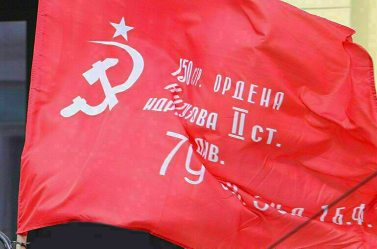 В Новосибирске повесили баннер с изображением украинской бабушки со знаменем Победы