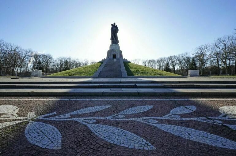 Советский мемориал в Трептов-парке Берлина вновь осквернили вандалы