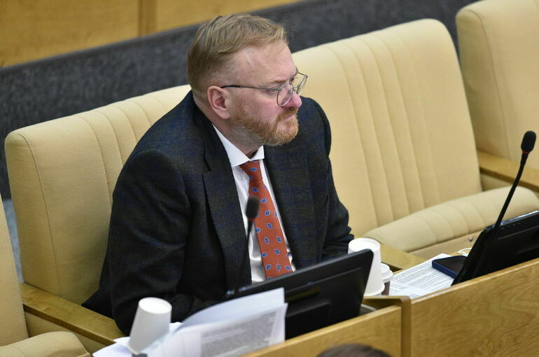 Милонов предложил расширить время оплаты парковки в России
