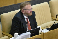 Милонов предложил расширить время оплаты парковки в России