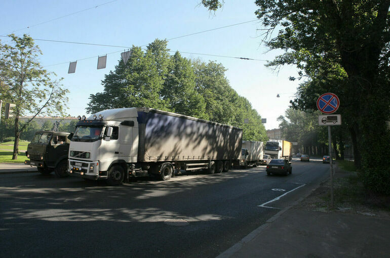 В Петербурге предложили отменить бесплатную передачу земли под стоянку фур