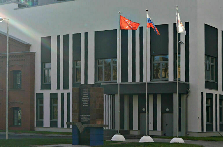 В Геральдическом совете прокомментировали идею поднятия российского флага в школах