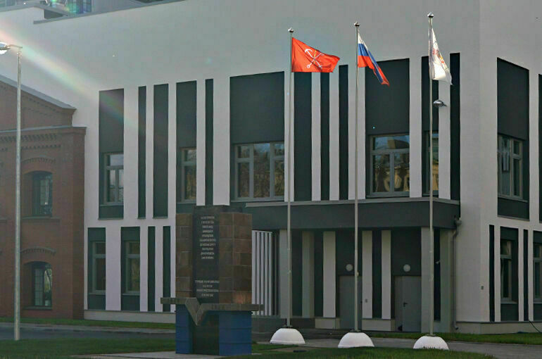 В Геральдическом совете прокомментировали идею поднятия российского флага в школах