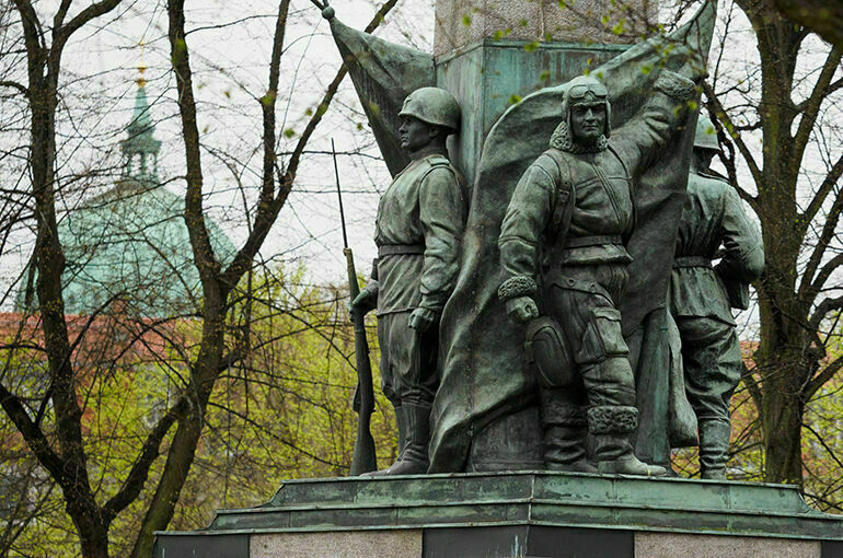 Памятник советским солдатам в германском Потсдаме осквернен неизвестными