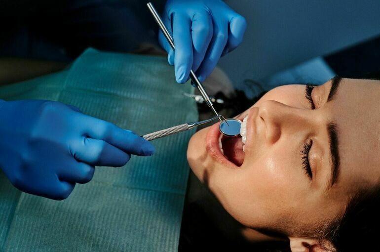 Стоматолог предупредил об опасности отбеливания зубов