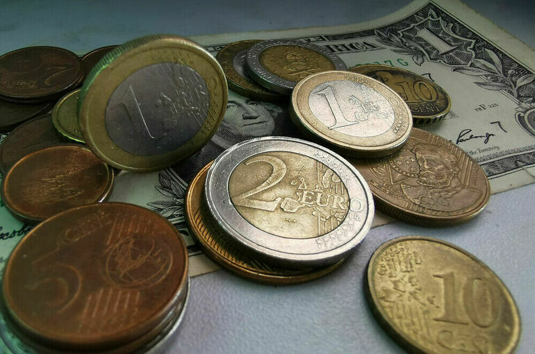 Евро на Мосбирже упал до 77 рублей впервые с июня 2020 года