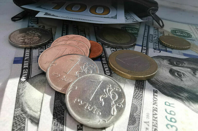 Евро опустился ниже 76 рублей на торгах Мосбиржи