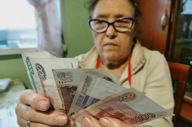 Россиянам за границей разрешили выплачивать пенсию в рублях
