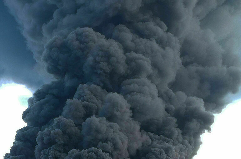 В ДНР после обстрела горит нефтебаза