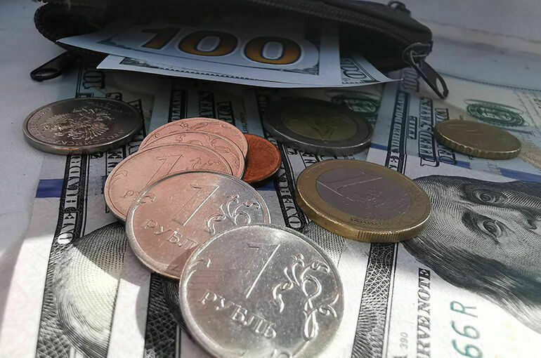 Рубль существенно укрепляется к доллару и евро