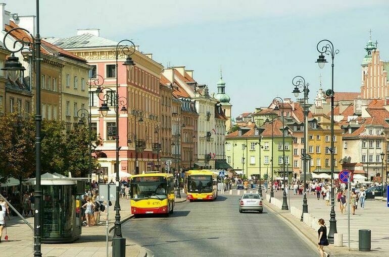В столице Польши сняли флаги Украины с общественного транспорта