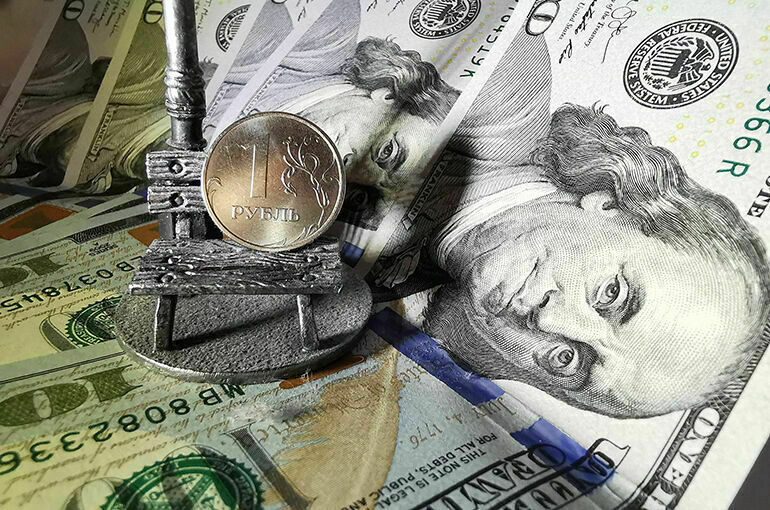 ЦБ понизил курсы доллара и евро на 5 мая