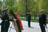 Зюганов возложил цветы к Могиле Неизвестного Солдата
