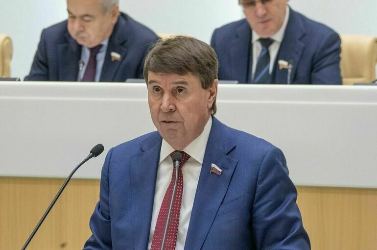 Цеков предложил запретить упоминать в СМИ имена покинувших РФ артистов