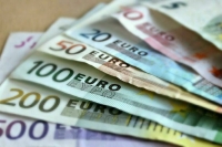 Курс евро на Мосбирже упал ниже 69 рублей