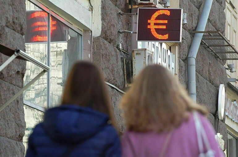 Евро на Мосбирже упал ниже 68 рублей впервые за два года