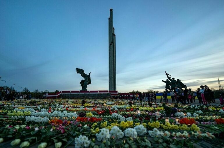 Сейм Латвии убрал препятствия для сноса памятника Освободителям Риги