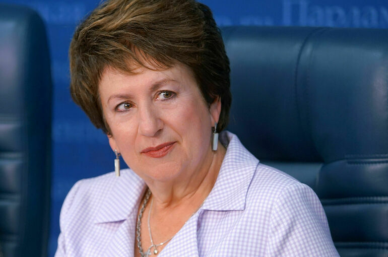 Алтабаева предложила выдавать «Пушкинские карты» педагогам