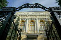 Банк России смягчил условия переводов за рубеж