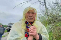 Одинокую бабушку из ДНР растрогала гуманитарная помощь из Подмосковья