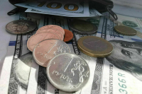 Курс доллара опустился ниже 58 рублей впервые с апреля 2018 года