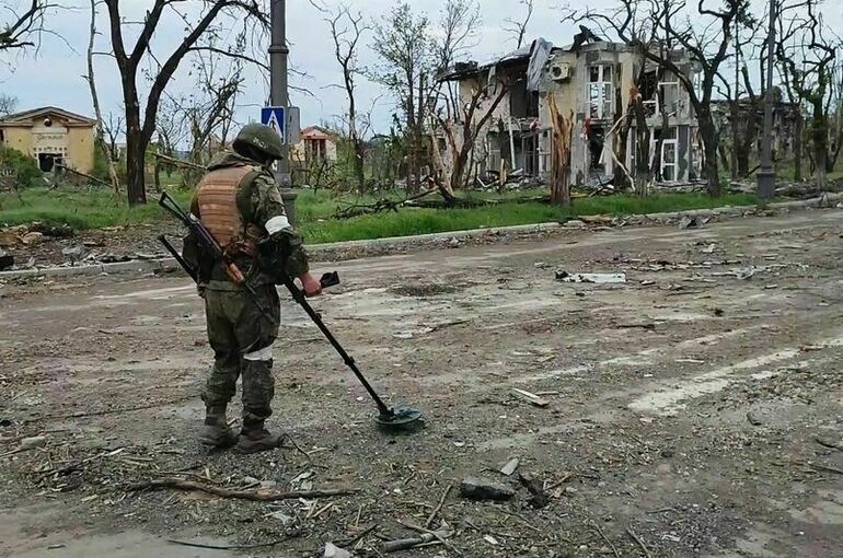 Российские саперы уничтожили более 100 взрывоопасных предметов на «Азовстали»