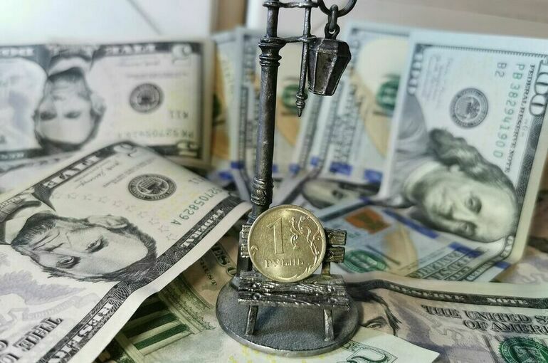 Курс доллара на Мосбирже опустился ниже 57 рублей