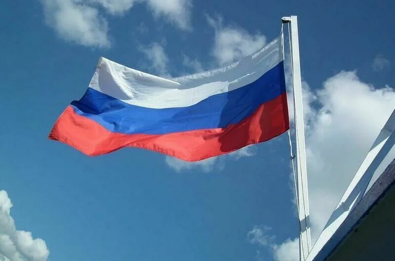 На здании мэрии Светлодарска подняли российский флаг