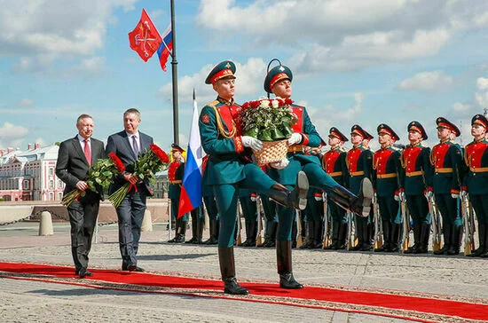 Возложение цветов к памятнику Петру Первому на Сенатской площади.