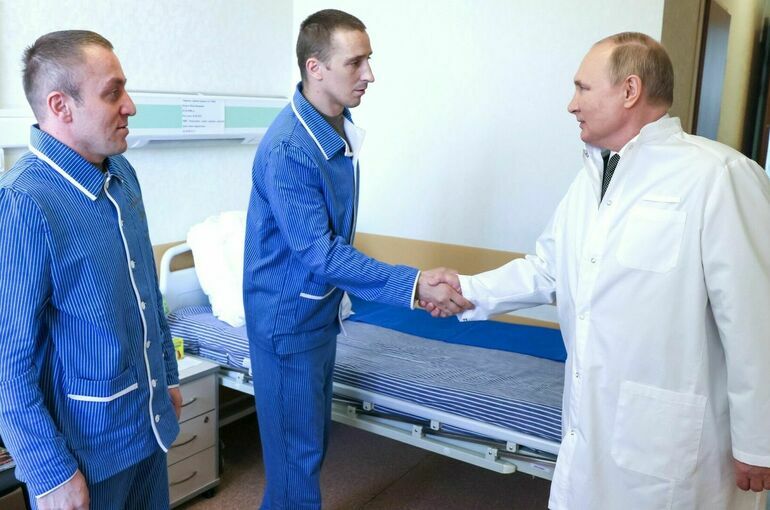 Путин посетил в военном госпитале раненных в ходе спецоперации на Украине 