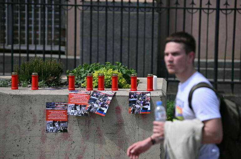 На здание посольства США в РФ спроецировали видео с убитыми детьми Донбасса