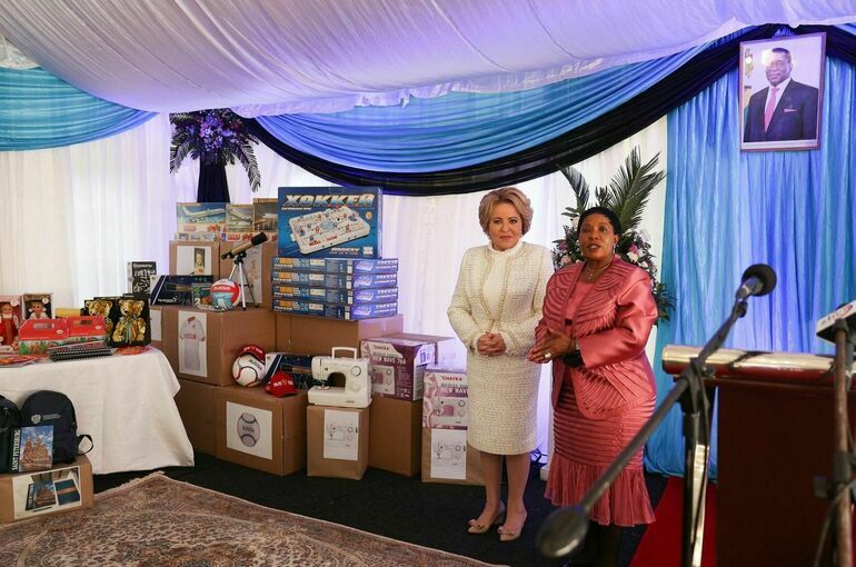 Дети Зимбабве получили от российских сенаторов мячи и спортивную форму