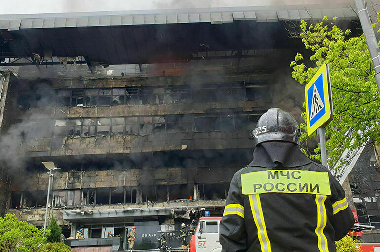 В горящем бизнес-центре на западе Москвы могут оставаться люди
