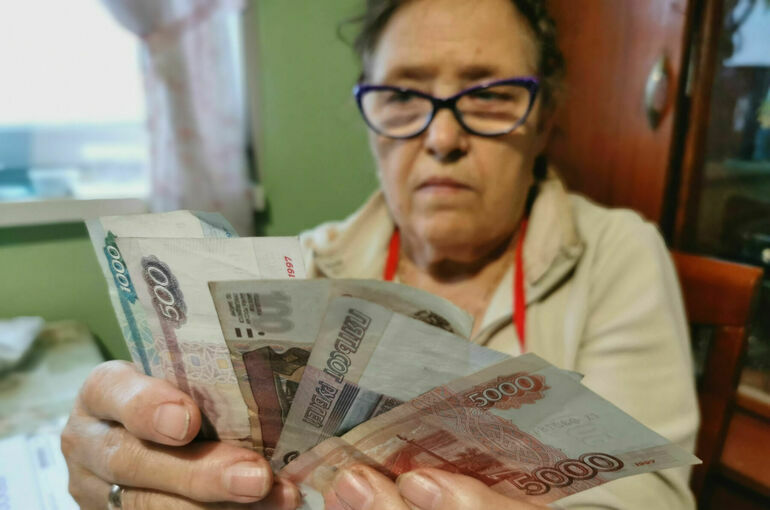 Неработающим пенсионерам начали выплачивать увеличенные на 10% пенсии