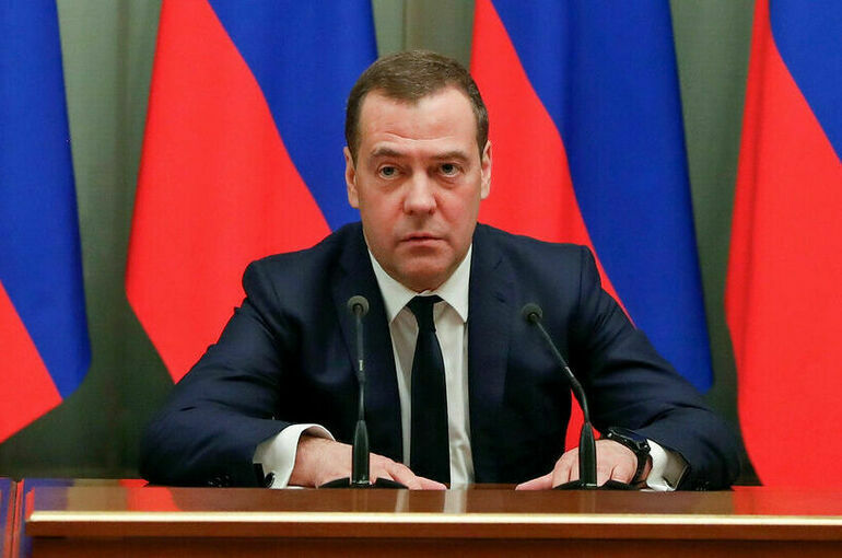 Медведев раскритиковал власти Запада за санкции против семей российских политиков