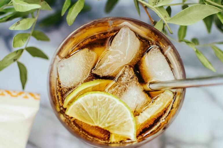 Диетолог рассказала, от каких напитков лучше отказаться в жару