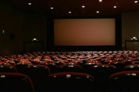 Трансляция спектакля и киберспорт: как выживают кинотеатры без Джеймса Бонда и героев Marvel