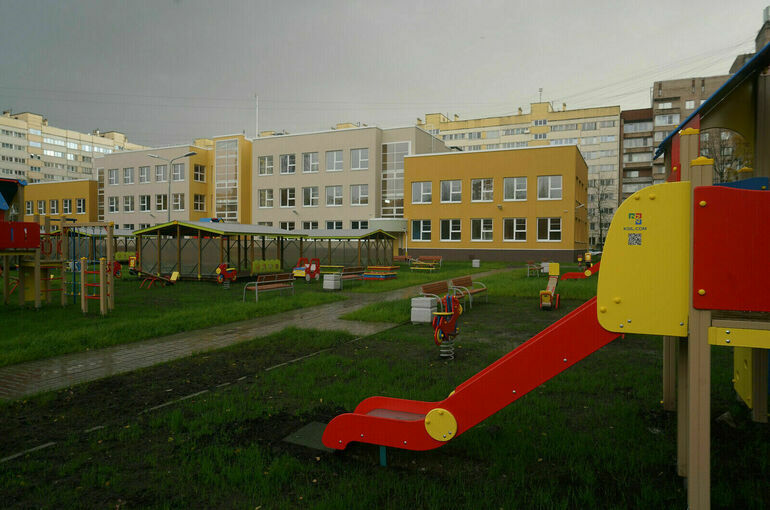 Минпросвещения предложило прописать право записи ребенка в сад или школу через госуслуги