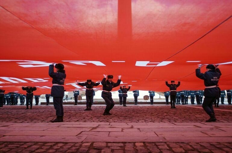 Самое большое в мире Знамя Победы развернут в День России на Поклонной горе