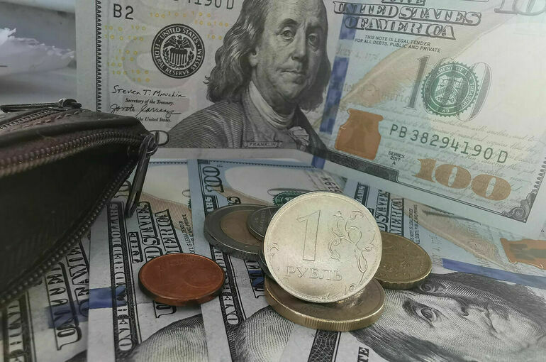 Курс доллара опустился ниже 59 рублей впервые с 25 мая