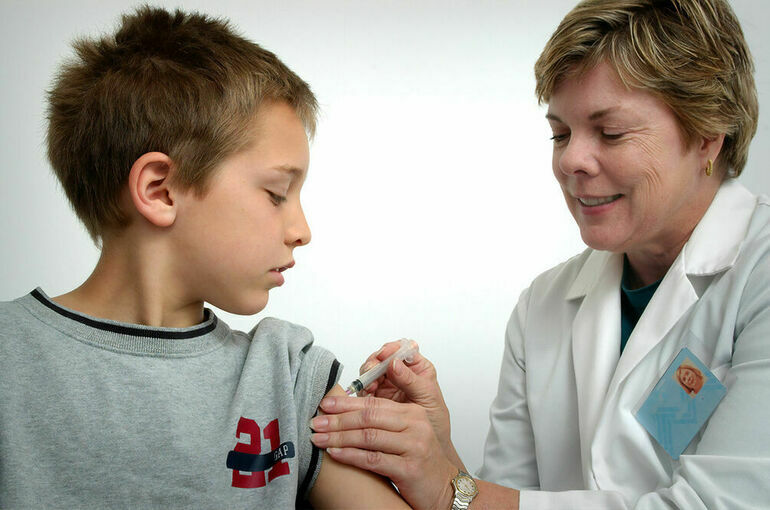 Гинцбург: Первыми вакцину от COVID-19 в рамках исследований получат дети 9-11 лет