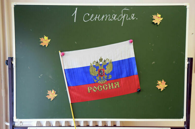 В России утвердили стандарт для церемонии поднятия флага в школах