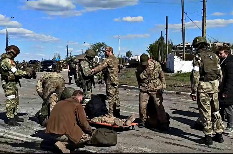 Следователи допрашивают более 200 сдавшихся в плен украинских офицеров