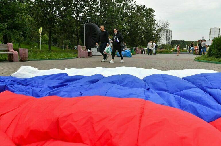 Субсидии на флаги и гербы получат 11 тысяч российских школ