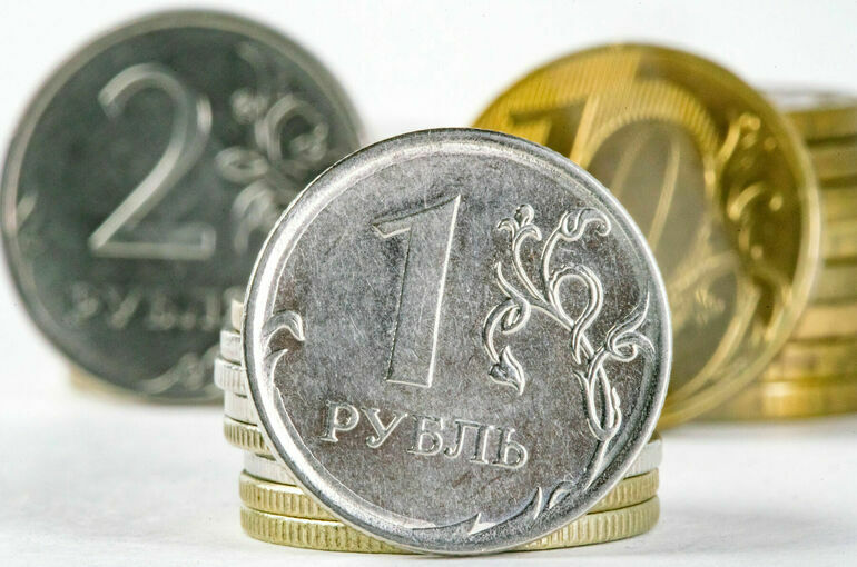 Реальный эффективный курс рубля в мае вырос почти на четверть