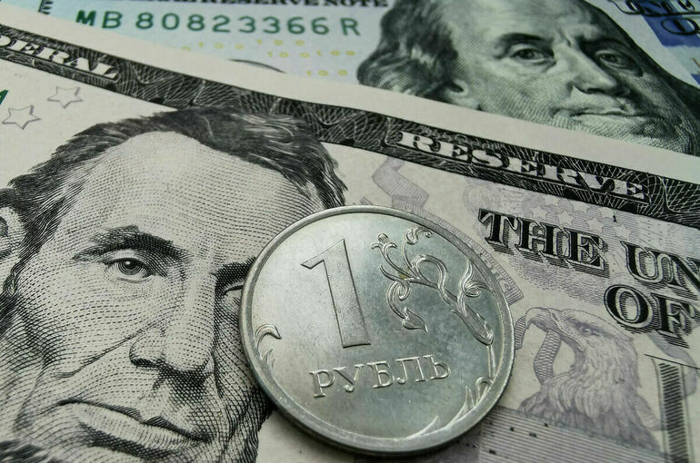 Курс доллара опустился ниже 57 рублей